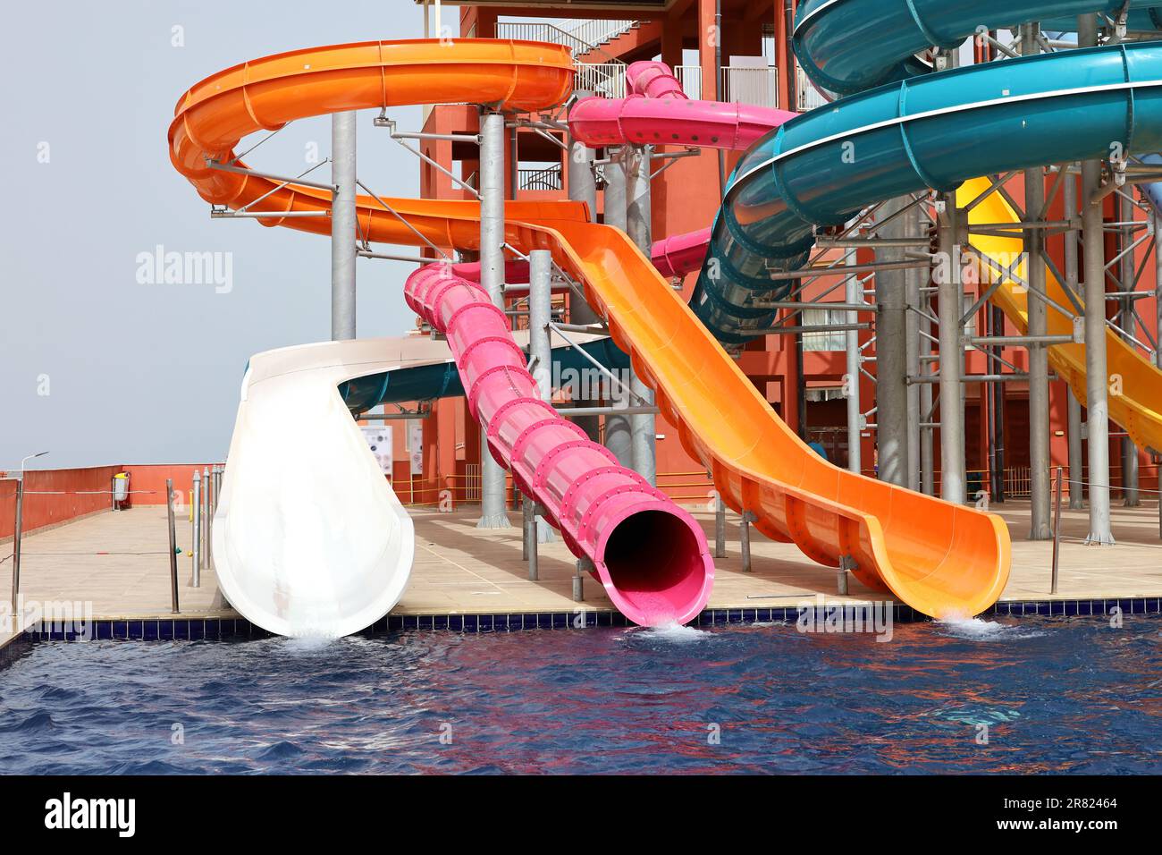 Wasserrutschen und Swimmingpool im Aquapark. Vergnügungspark im Touristenresort Stockfoto