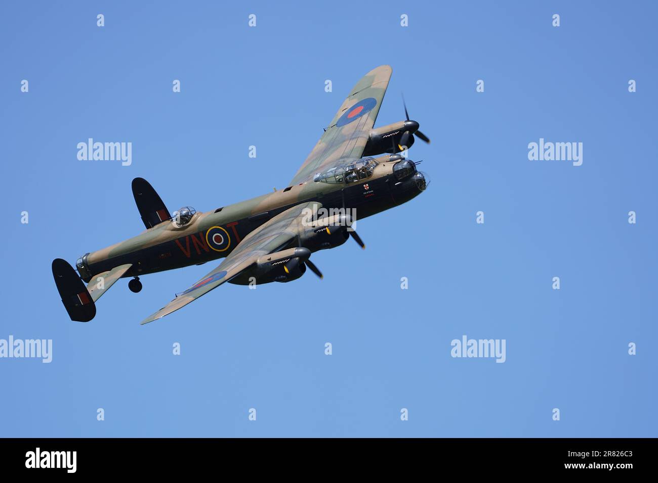 PA474, Lancaster B.I von der RAF Battle of Britain Memorial Flight Displays auf der Shuttleworth Around the World Air Show Juni 2023 Stockfoto