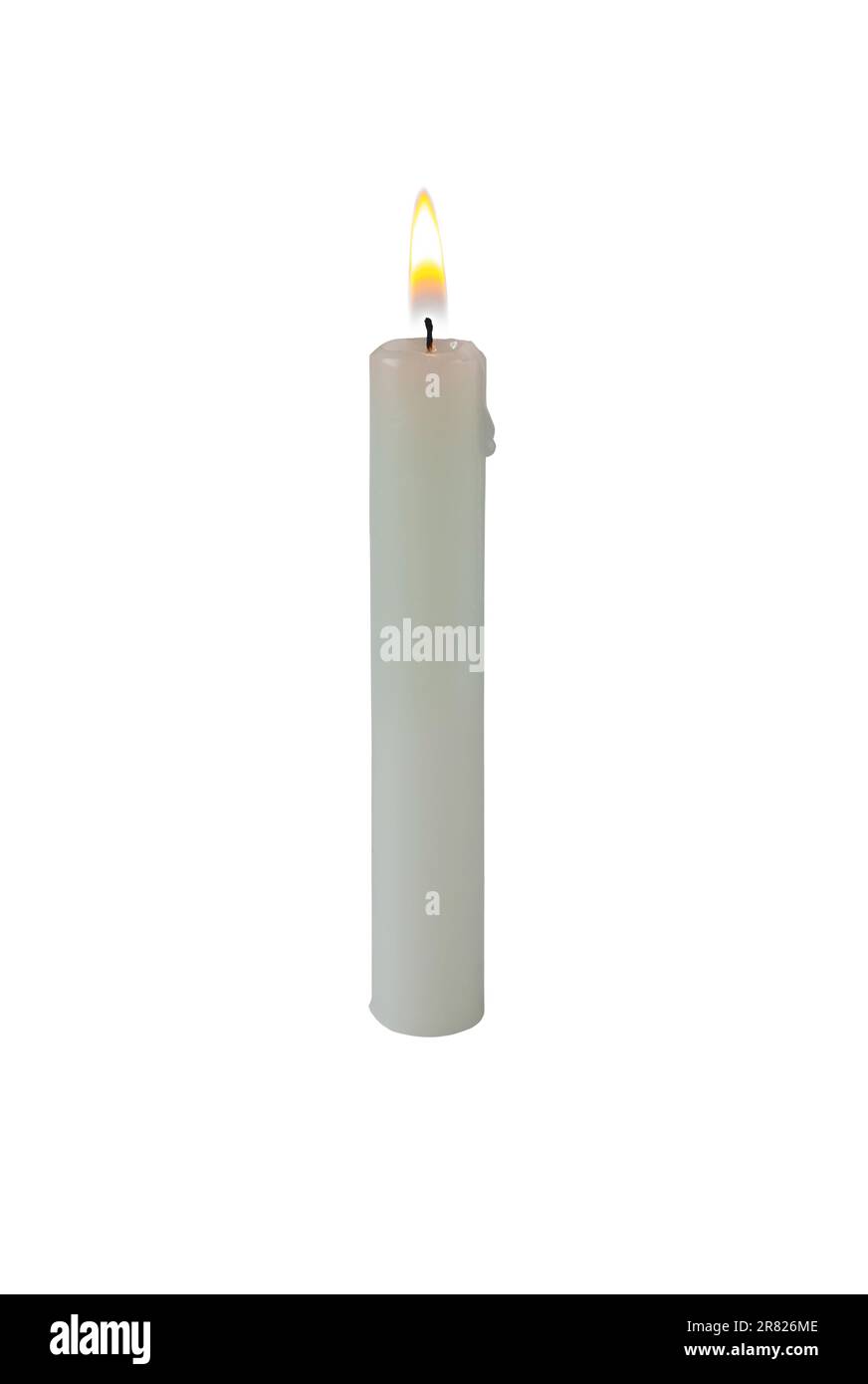 Brennende Kerze aus weißem Paraffinwachs, isoliert auf weiß. Helle Flamme. Stockfoto