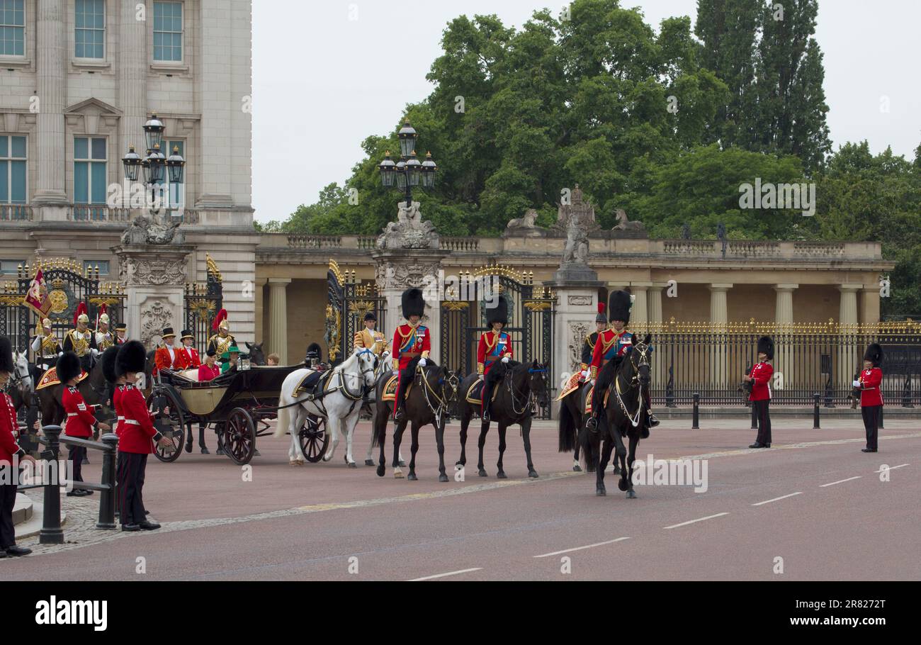 König Karl III. Prinz William Prinzessin Edward Prinzessin Anne auf dem Pferderücken mit Königin Camilla und Prinzessin von Wales, die die Farbe bekämpften Stockfoto