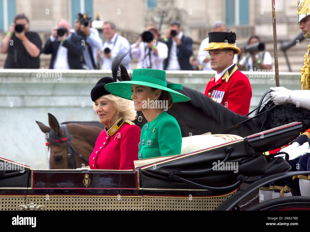 Queen Camilla und Catherine Princess of Wales in Open Horse Draw Carriage Trooping the Colour Color The Mall London England Stockfoto