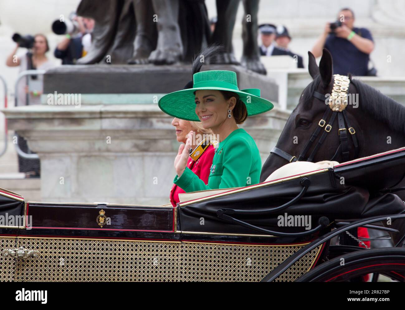 Queen Camilla und Catherine Princess of Wales in Open Horse Draw Carriage winken der Menge zu, die die Colour Color The Mall London England erobert Stockfoto