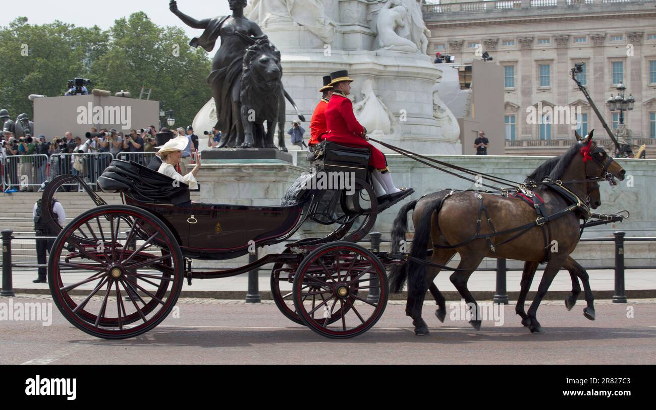 Die Duchess of Edinburgh Sophie Rhys-Jones und Sir Timothy Laurence reiten in Open Horse Draw Carriage Trooping the Colour Color The Mall London Engl Stockfoto
