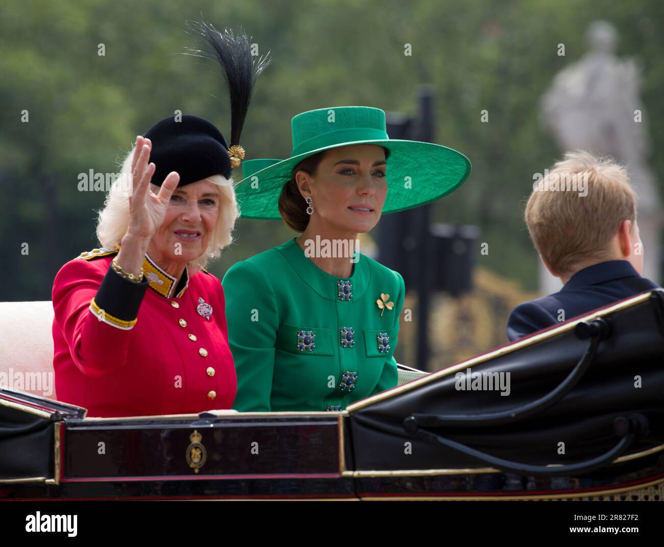 Queen Camilla und Catherine Princess of Wales winken der Menge in Open Horse Draw Carriage Trooping the Colour Color The Mall London England zu Stockfoto