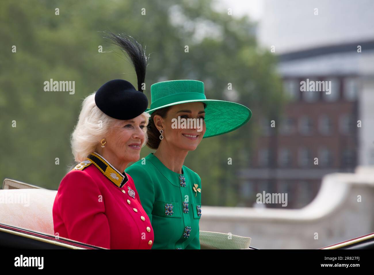 Queen Camilla und Catherine Princess of Wales in Open Horse Draw Carriage Trooping the Colour Color 2023 The Mall London England Stockfoto