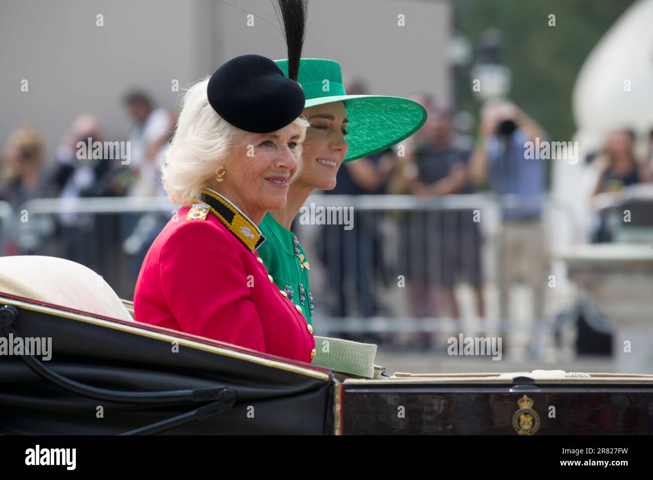 Queen Camilla und Catherine Princess of Wales in Open Horse Draw Carriage Trooping the Colour Color The Mall London England Stockfoto