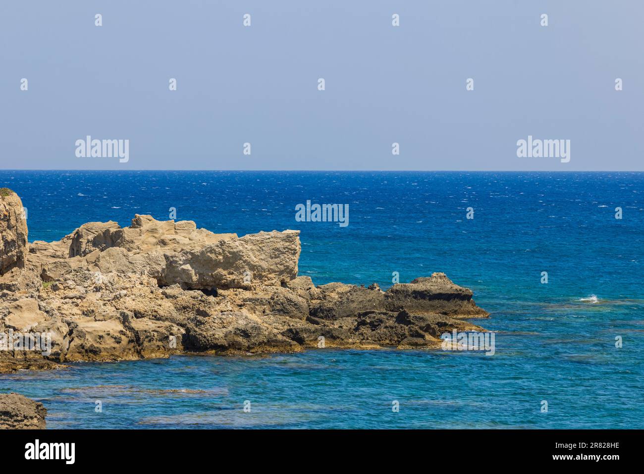 Wunderschöner Blick auf die felsige Küste des Mittelmeers. Natürlicher Landschaftshintergrund. Stockfoto