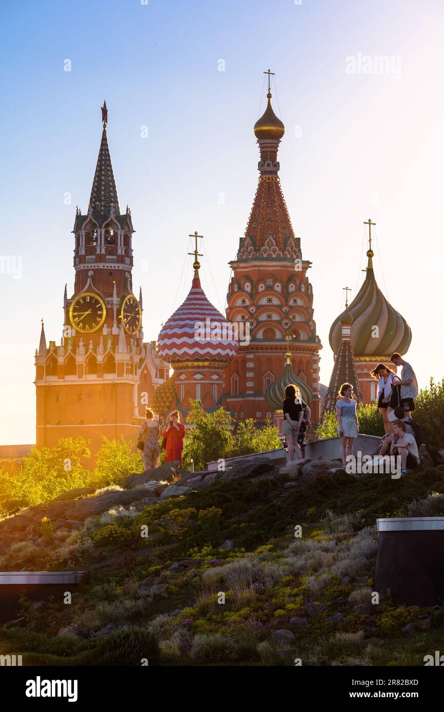 Moskau - 28. Juni 2022: Besucher besuchen den landschaftlich gestalteten Zaryadye Park, Moskau, Russland. Dieser Ort ist eine Touristenattraktion der Stadt. Moskauer Kreml und St. Basil's Stockfoto