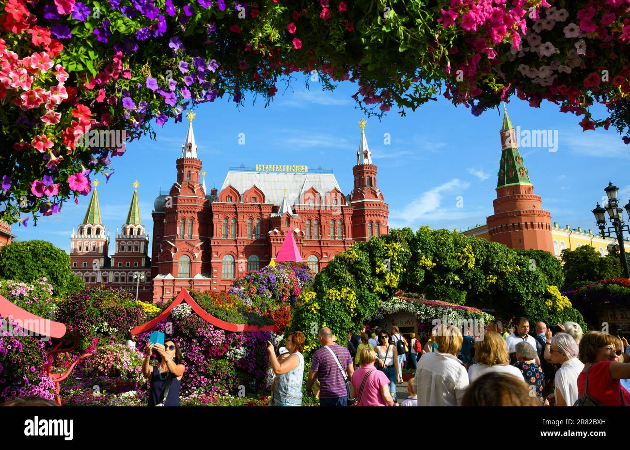 Moskau - 2. August 2022: Blumenfestival auf dem Manezhnaya-Platz, Moskau, Russland. Historisches Museum und Kreml, Touristenattraktionen in der Nähe. Die Leute wal Stockfoto