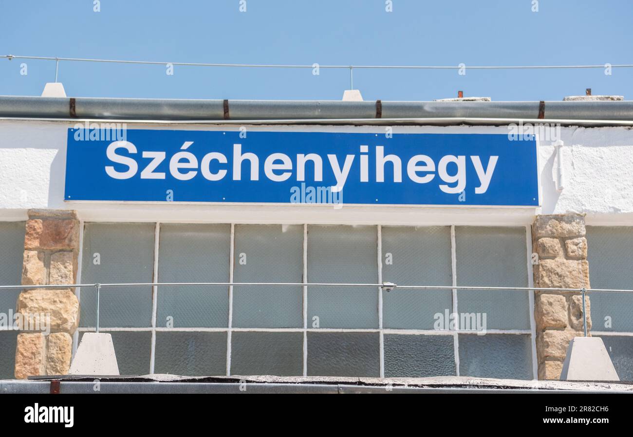 Budapest, Ungarn – 21. Mai 2023. Szechenyihegy-Schild am Szechenyihegy-Bahnhof der Kindereisenbahn in Budapest, Ungarn. Die Kindereisenbahn ist ein Stockfoto