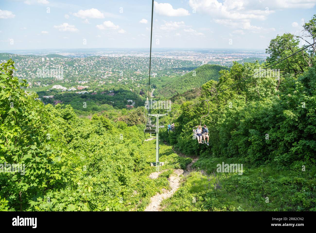 Budapest, Ungarn – 21. Mai 2023. Zugliget Sessellift, der den Elizabeth Lookout Tower mit der Zugligeti utca in Budapest, Ungarn, verbindet. Ansicht mit Personen und V Stockfoto