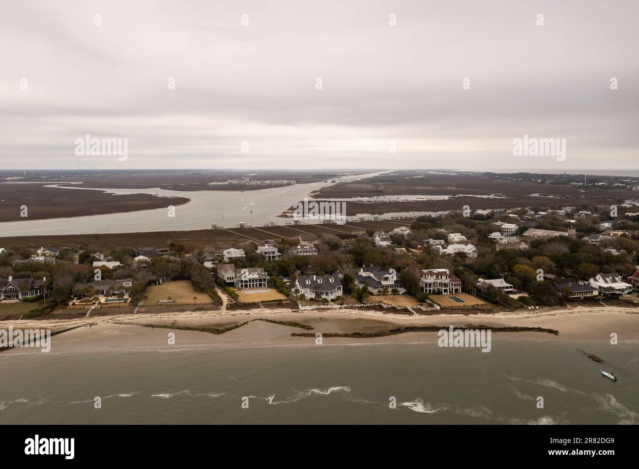 Blick aus der Vogelperspektive auf Sullivans Insel Charleston, South Carolina an einem bewölkten Tag. Stockfoto