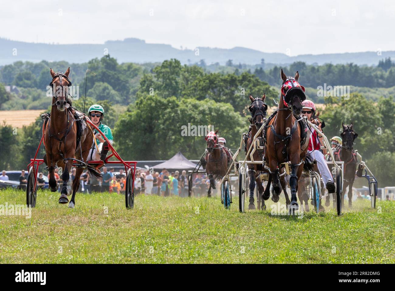 Vickerstown, Co Laois, Irland. 18. Juni 2023. Die Irish Harness Racing Association (IHRA) veranstaltete heute das erste Rennen überhaupt in Vickerstown. Eine 9-Dollar-Rennkarte erwies sich bei vielen Zuschauern als beliebt. Der Sieger des sechsten Rennens war „Said to be Sweet“, angetrieben von Billy Roche. Kredit: AG News/Alamy Live News Stockfoto