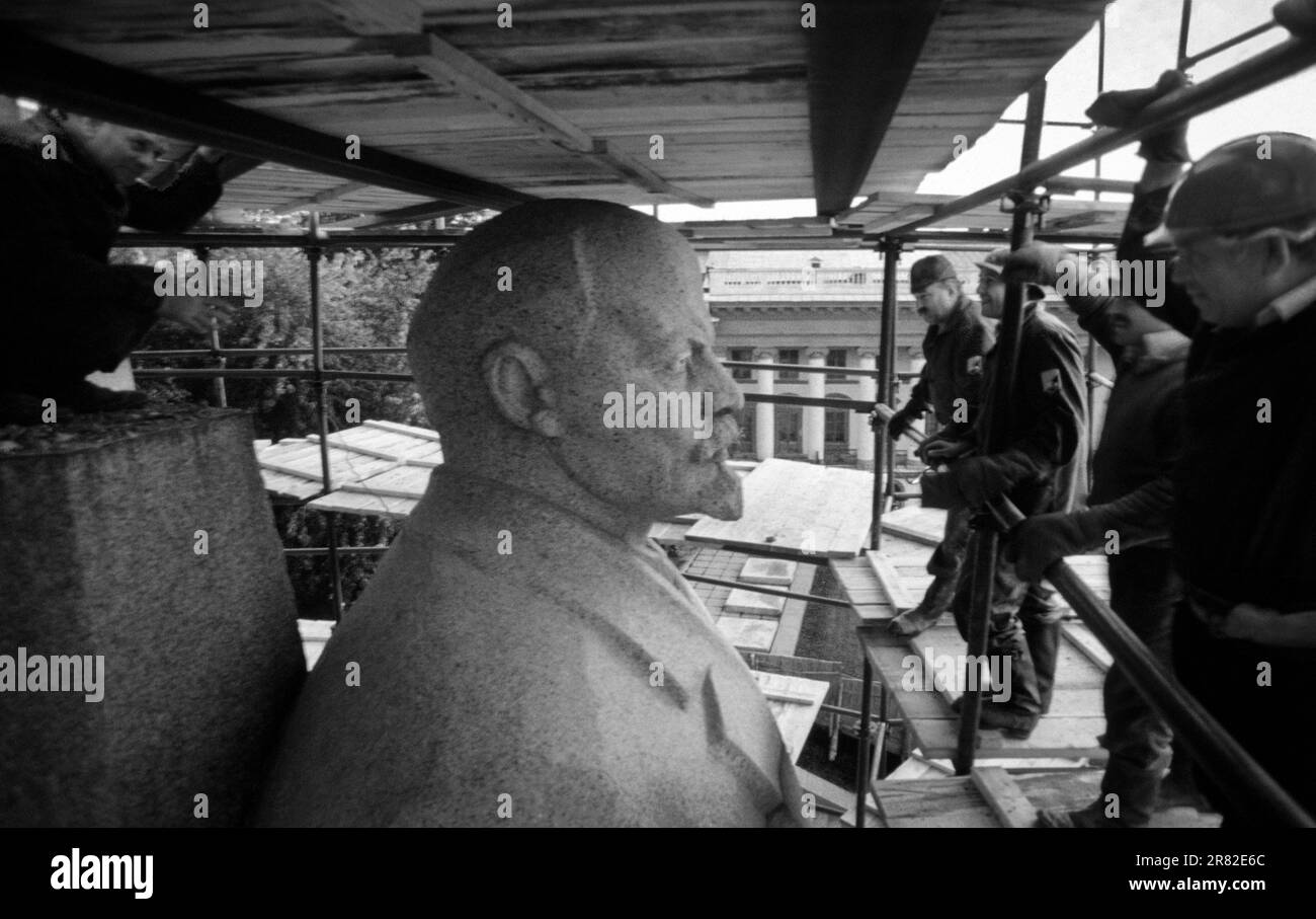 Kiew, Ukraine, 1991. Ukrainische Arbeiter auf Gerüsten am Kopf einer 30 Fuß (8,9 m) hohen Statue von Vladimir Lenin. Die Granitstatue überblickte den Platz der Oktoberrevolution während der Sowjetzeit, der Platz auf der Chreshchatyk Straße im Zentrum Kiews wurde in Independence Square umbenannt und die Statue wurde 1991 vom Platz entfernt, einige Monate bevor die Sowjetunion im Dezember 1991 offiziell aufhörte. Stockfoto