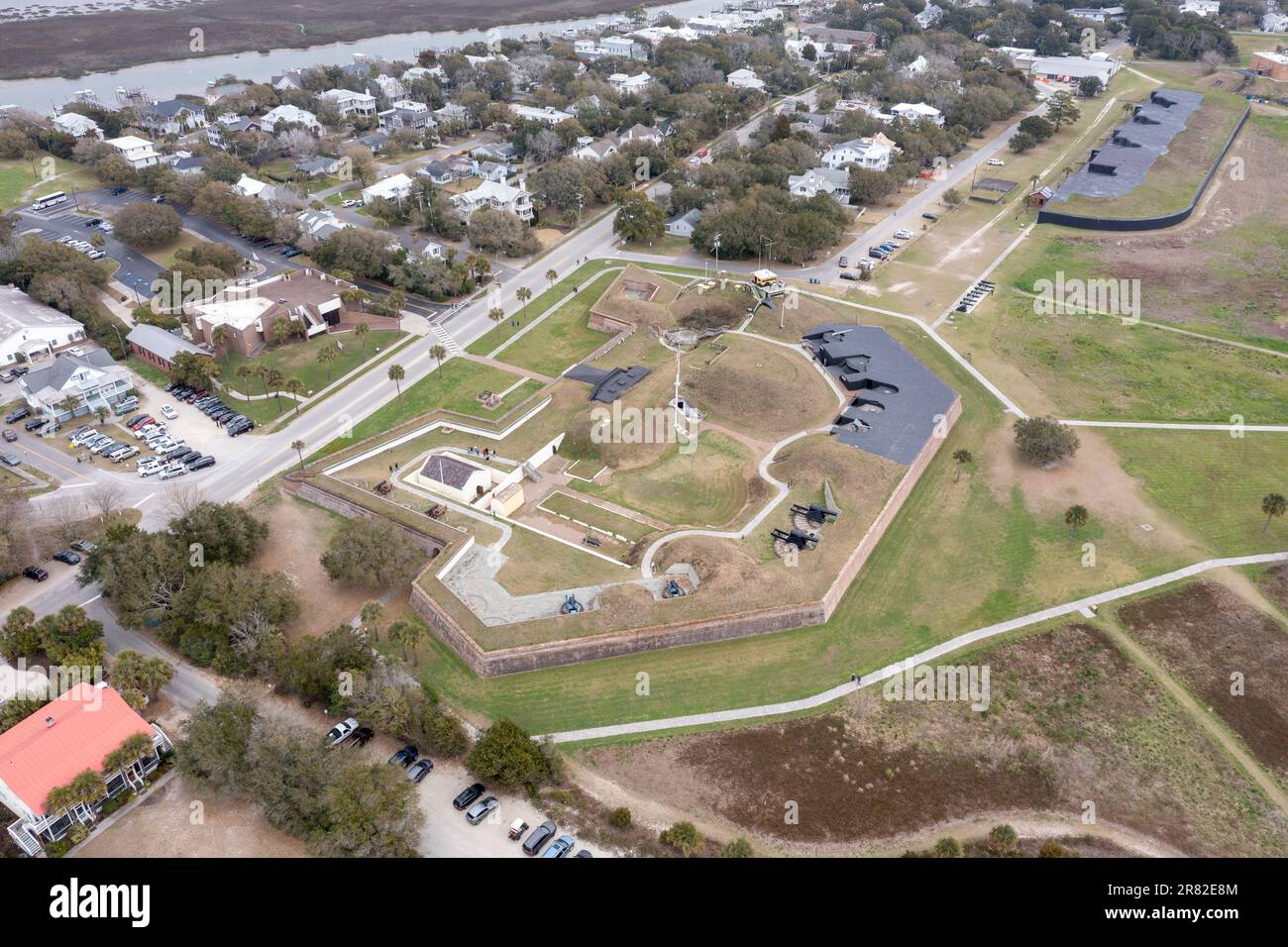 Fort Moultrie aus der Vogelperspektive auf Sullivans Insel Charleston, South Carolina, vor dem Amerikanischen Unabhängigkeitskrieg, der den Hafen mit einem Schießpulver beschützt Stockfoto