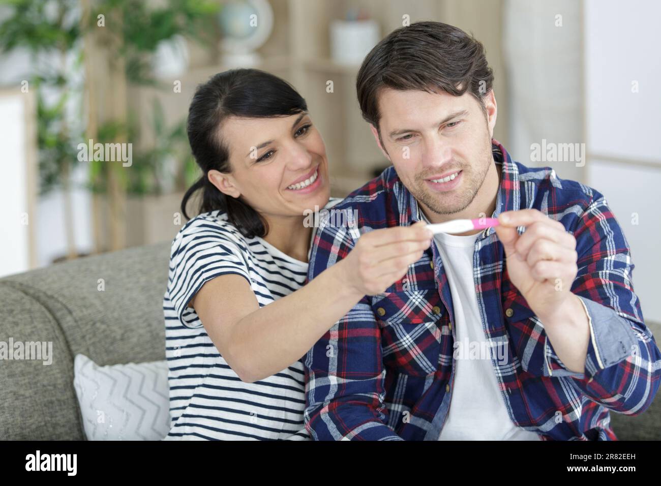 Verliebte Paare, die Ergebnisse eines Schwangerschaftstests herausfinden Stockfoto