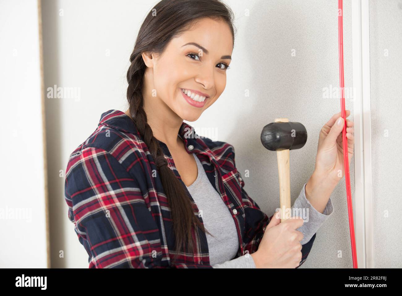 Süße Frau arbeitet drinnen Stockfoto