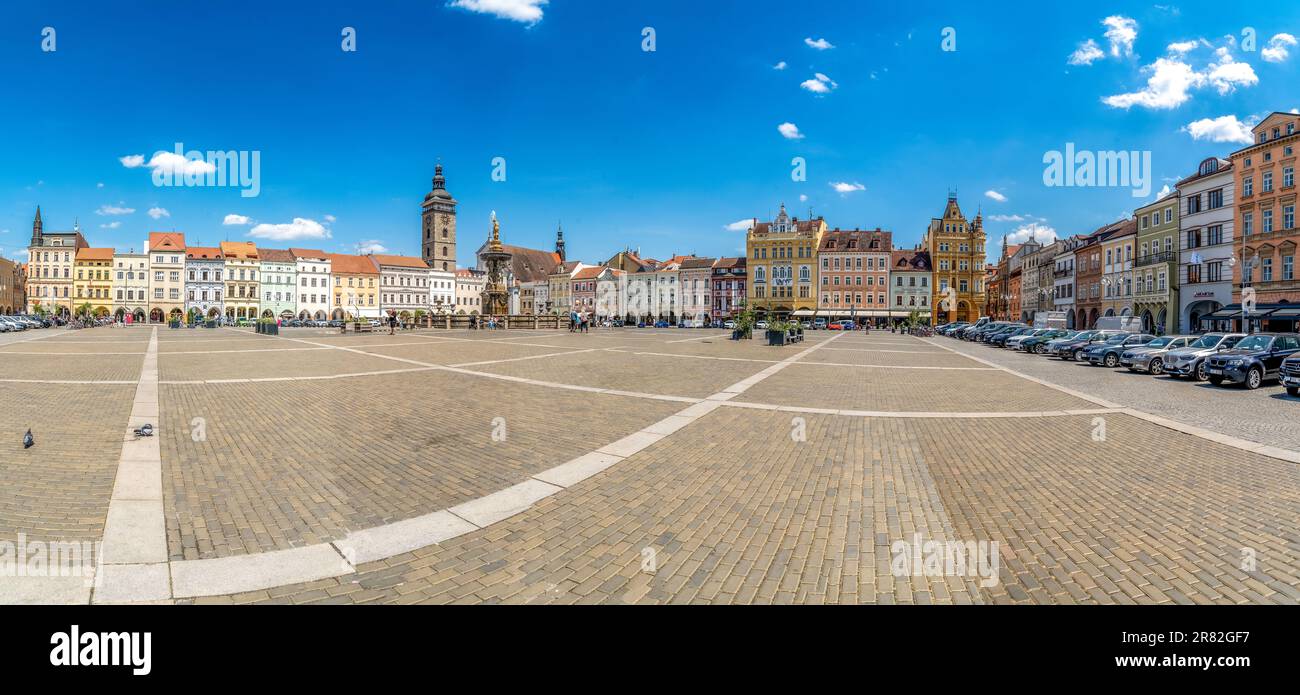 Blick aus der Vogelperspektive auf die berühmte tschechische Stadt Ceske Budejovice, mittelalterliches Stadtzentrum mit bunten Häusern, Stadtmauer und Türmen an der Moldau Stockfoto