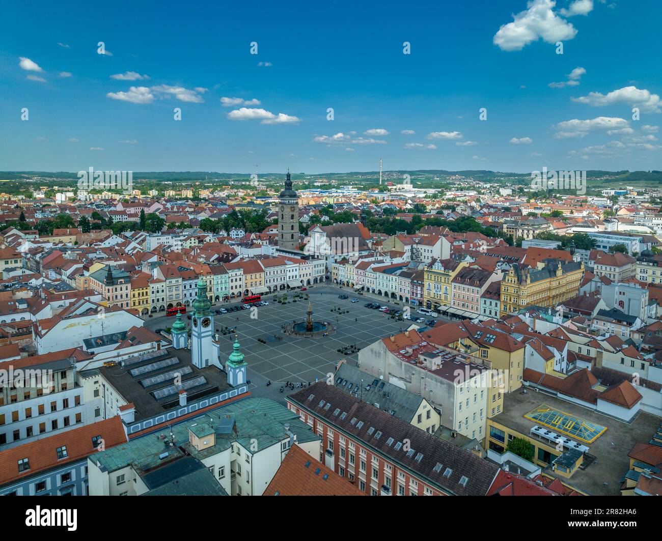 Blick aus der Vogelperspektive auf die berühmte tschechische Stadt Ceske Budejovice, mittelalterliches Stadtzentrum mit bunten Häusern, Stadtmauer und Türmen an der Moldau Stockfoto