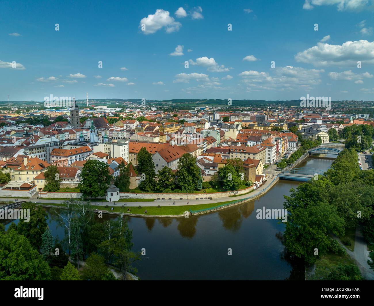 Blick aus der Vogelperspektive auf die berühmte tschechische Stadt Ceske Budejovice, mittelalterliches Stadtzentrum mit bunten Häusern, Stadtmauer und Türmen an der Moldau Stockfoto