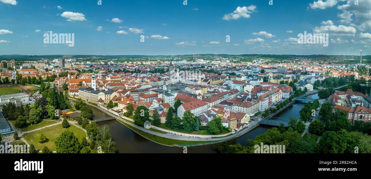 Blick aus der Vogelperspektive auf die berühmte tschechische Stadt Ceske Budejovice, mittelalterliches Stadtzentrum mit bunten Häusern, Stadtmauer und Türmen an der Moldau Stockfoto