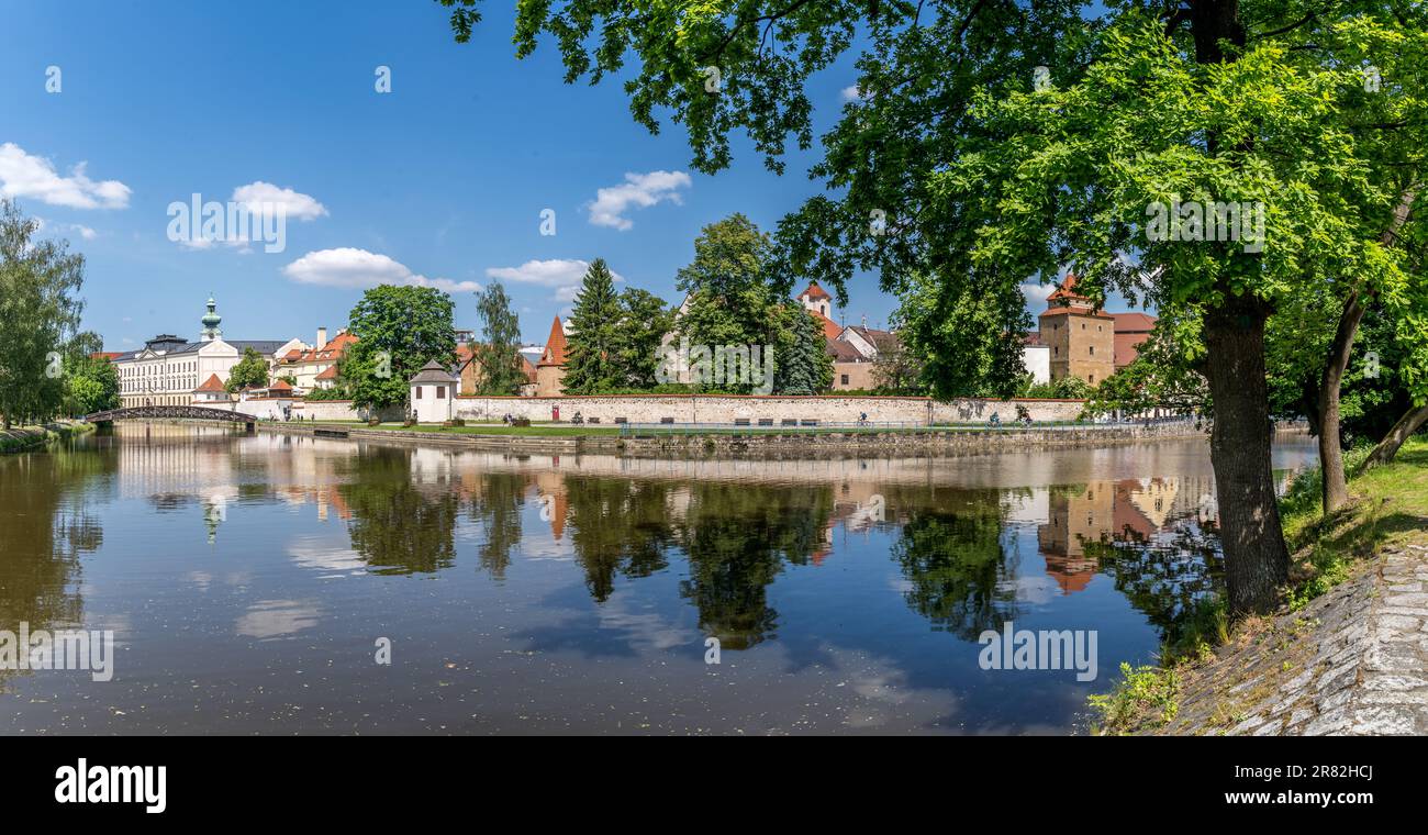 Blick aus der Vogelperspektive auf die berühmte tschechische Stadt Ceske Budejovice, mittelalterliches Stadtzentrum mit bunten Häusern, Stadtmauer und Türmen an der Moldau Stockfoto