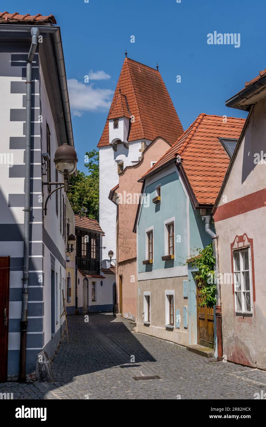 Blick aus der Vogelperspektive auf die berühmte tschechische Stadt Ceske Budejovice, mittelalterliches Stadtzentrum mit bunten Häusern, Stadtmauer und Türmen an der Moldau Stockfoto