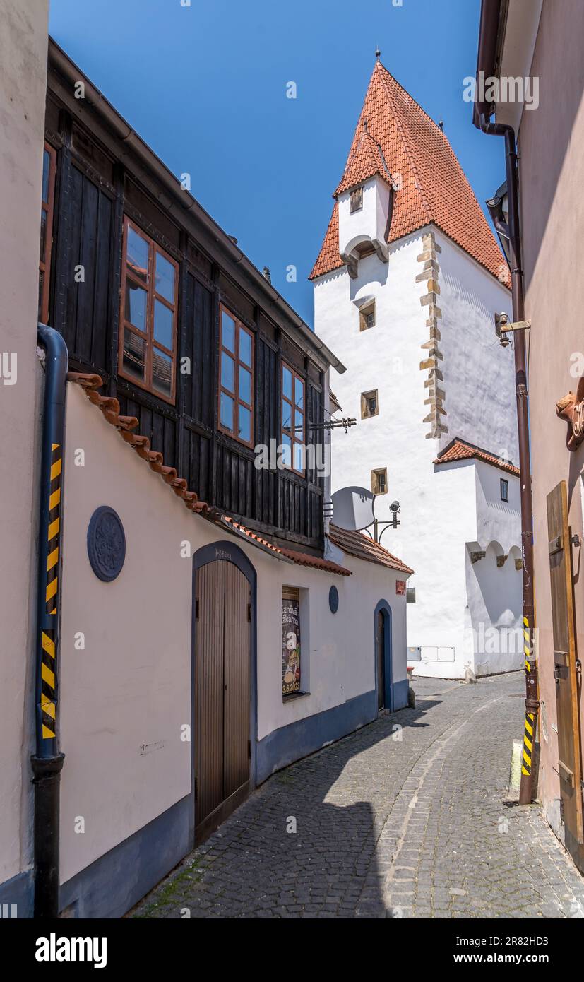 Blick aus der Vogelperspektive auf die berühmte tschechische Stadt Ceske Budejovice, mittelalterliches Stadtzentrum mit bunten Häusern, Stadtmauer und Türmen an der Moldau Stockfoto