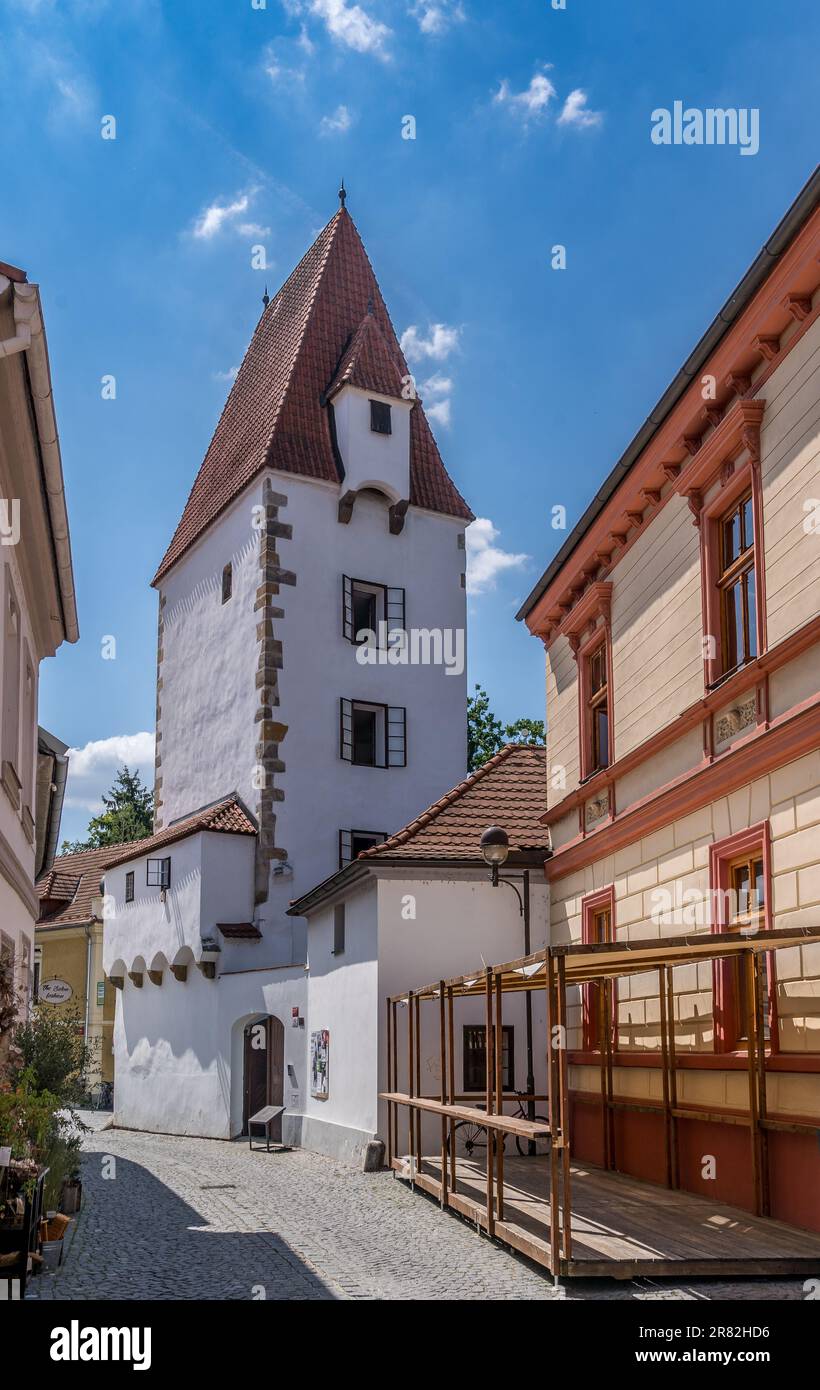 Blick aus der Vogelperspektive auf die berühmte tschechische Stadt Ceske Budejovice, mittelalterliches Stadtzentrum mit bunten Häusern, Stadtmauer und Türmen an der Moldau Stockfoto