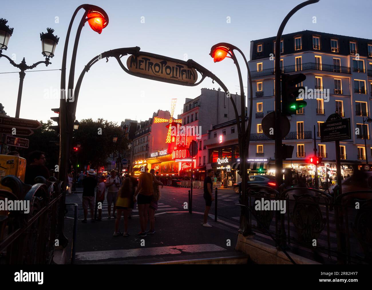 Paris, Frankreich - Juli, 15: Nachtansicht der U-Bahn-Station Metropolitan mit Jugendstildekorationen mit dem Moulin Rouge im Hintergrund in Paris auf J Stockfoto