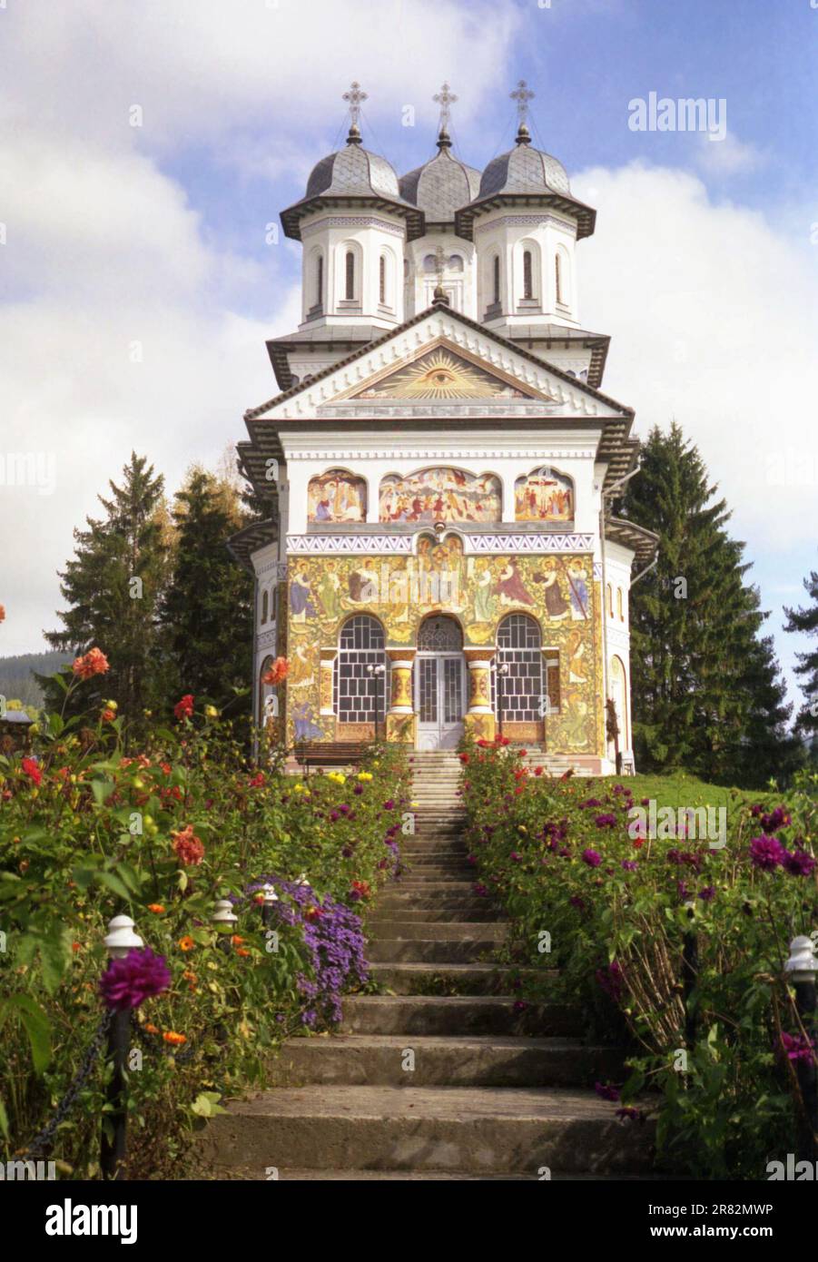 Außenansicht der christlich-orthodoxen Kirche in Panaci, Suceava County, Rumänien, ca. 2000 km. Stockfoto