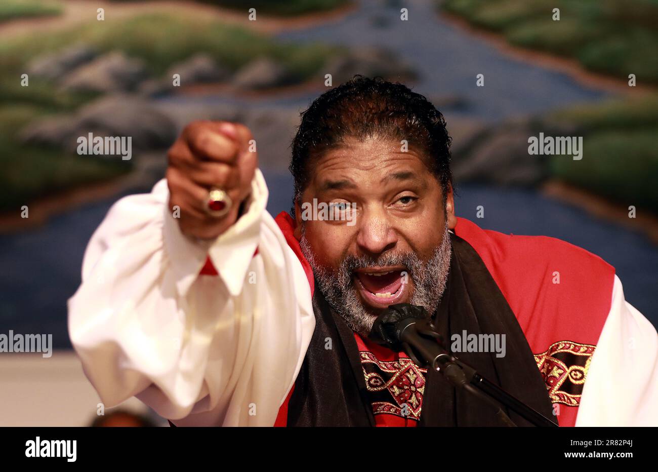 Goldsboro, North Carolina, USA. 18. Juni 2023. Bischof WILLIAM J. BARBER II. Hält seine Pastoralpredigt in der Greenleaf Christian Church, wo Barber seit 1993 als Senior Pastor tätig ist. Barber, Präsident der Reparaturwerkstätten des Breach, ist auch der Hauptarchitekt der Forward Together Moral Movement und der Poor People's Campaign. Rev. Barber ist nun Gründungsdirektor des Yale Divinity School Center for Public Theology and Public Policy. (Kreditbild: © Bob Karp/ZUMA Press Wire) NUR REDAKTIONELLE VERWENDUNG! Nicht für den kommerziellen GEBRAUCH! Stockfoto