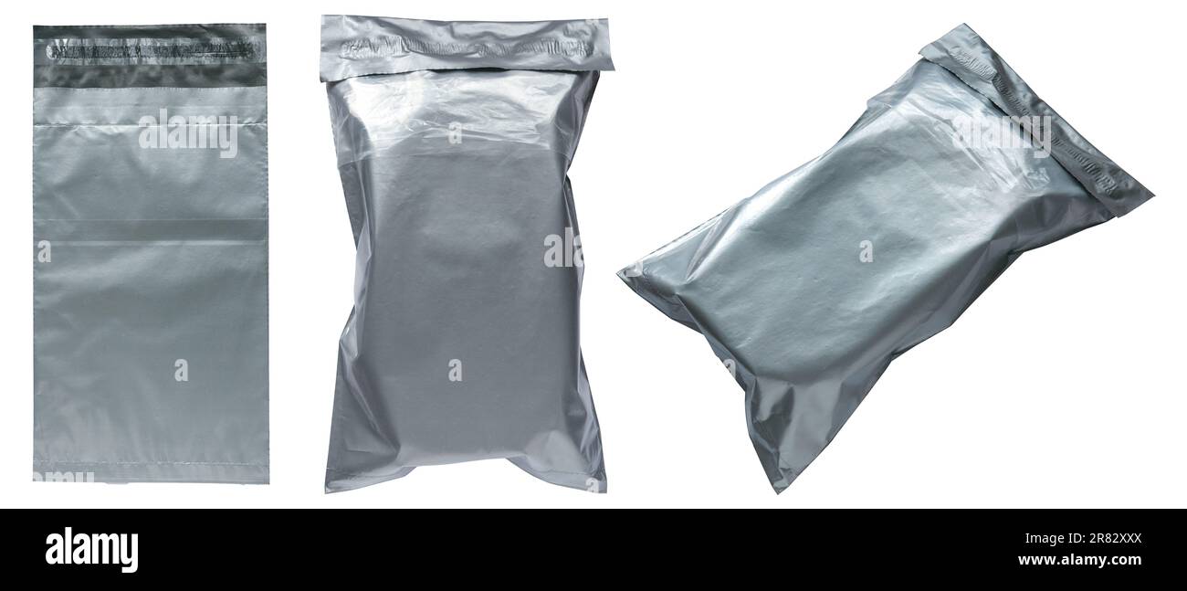Graue und leere Versandtaschen aus Kunststoff Paketumschlag selbstversiegelnde Kuriertaschen für den Versand von Versandverpackungen isoliert auf weißem Hintergrund. Stockfoto