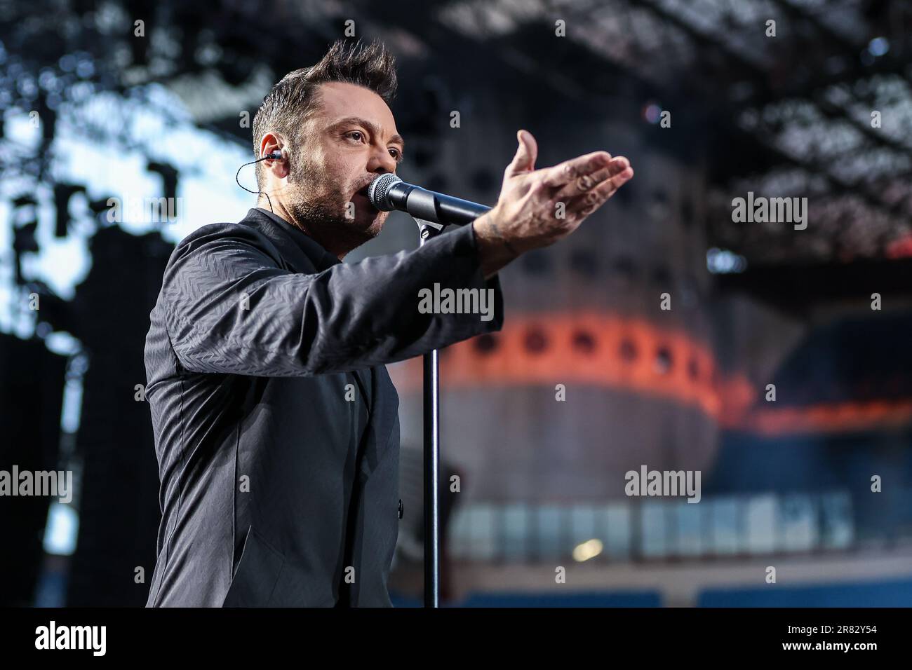 Mailand, Italien. 18. Juni 2023. Tiziano Ferro tritt live auf der Bühne während der Tour um TZN2023 Uhr im San Siro Stadion in Mailand auf. Kredit: SOPA Images Limited/Alamy Live News Stockfoto