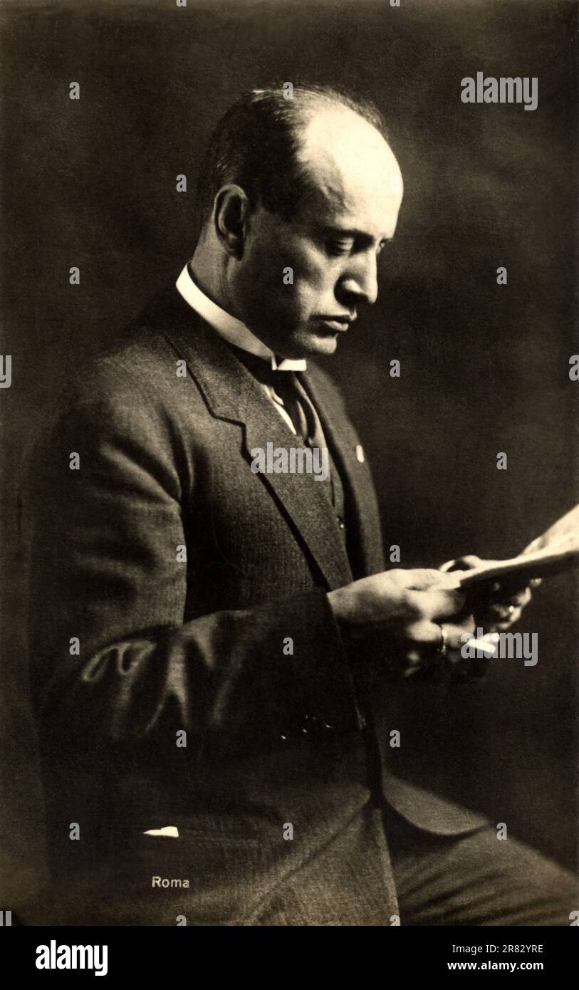 1925 Ca , ROM , ITALIEN : der italienische Faschist Duce BENITO MUSSOLINI ( 1883 - 1945 ). Foto von Eva Barrett , Roma . - GESCHICHTE - FOTO STORICHE - - ritratto - Portrait - POLITICA - POLITICA - POLITICO - ITALIA - POLITISCH - Portrait - ITALIEN - FASCHISMUS - FASCHISMUS - FASCHISMUS - ITALIA - ANNI VENTI - '20 - 20er - MODE - MODA MASCHILE - Kragen - colletto - Krawatte - Cravatta - Lettore - Leser --- Archivio GBB Stockfoto