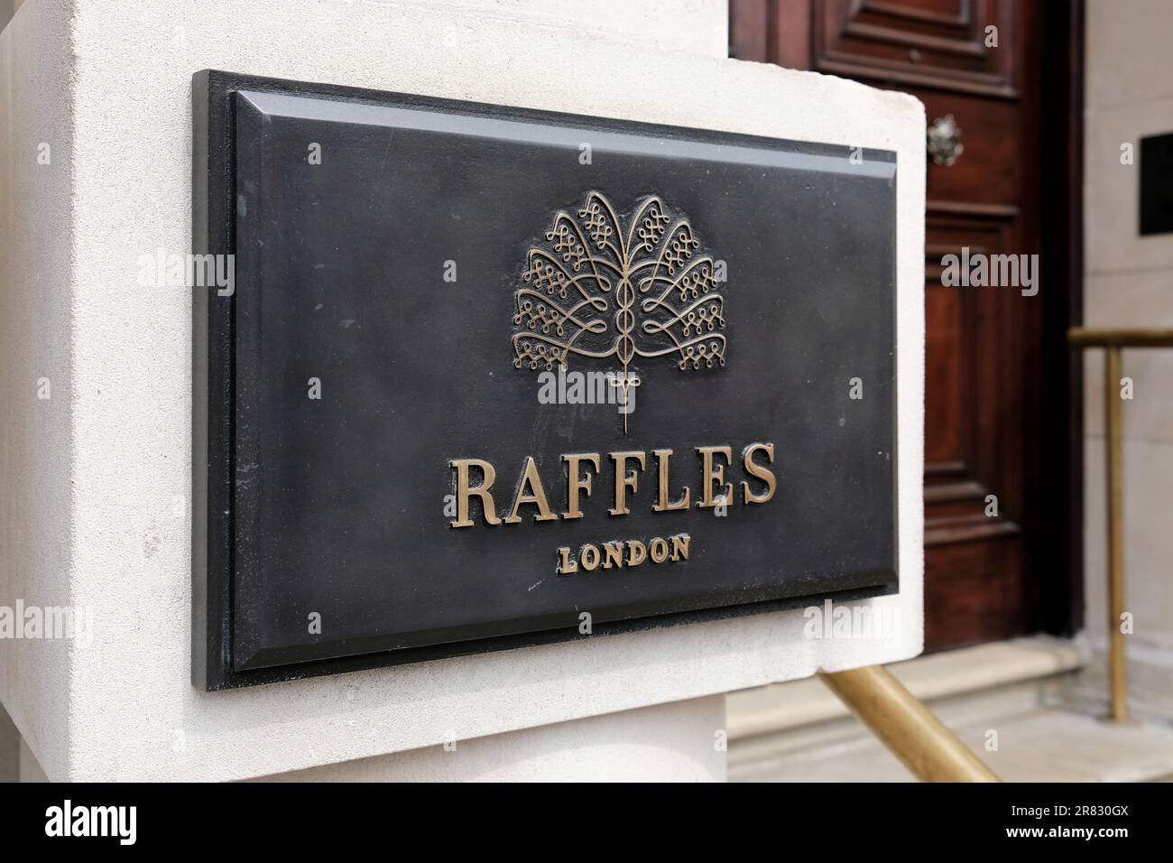 London, Großbritannien. Ein Schild vor dem Raffles London am OWO Hotel in Whitehall, das im Herbst 2023 eröffnet wird. Stockfoto