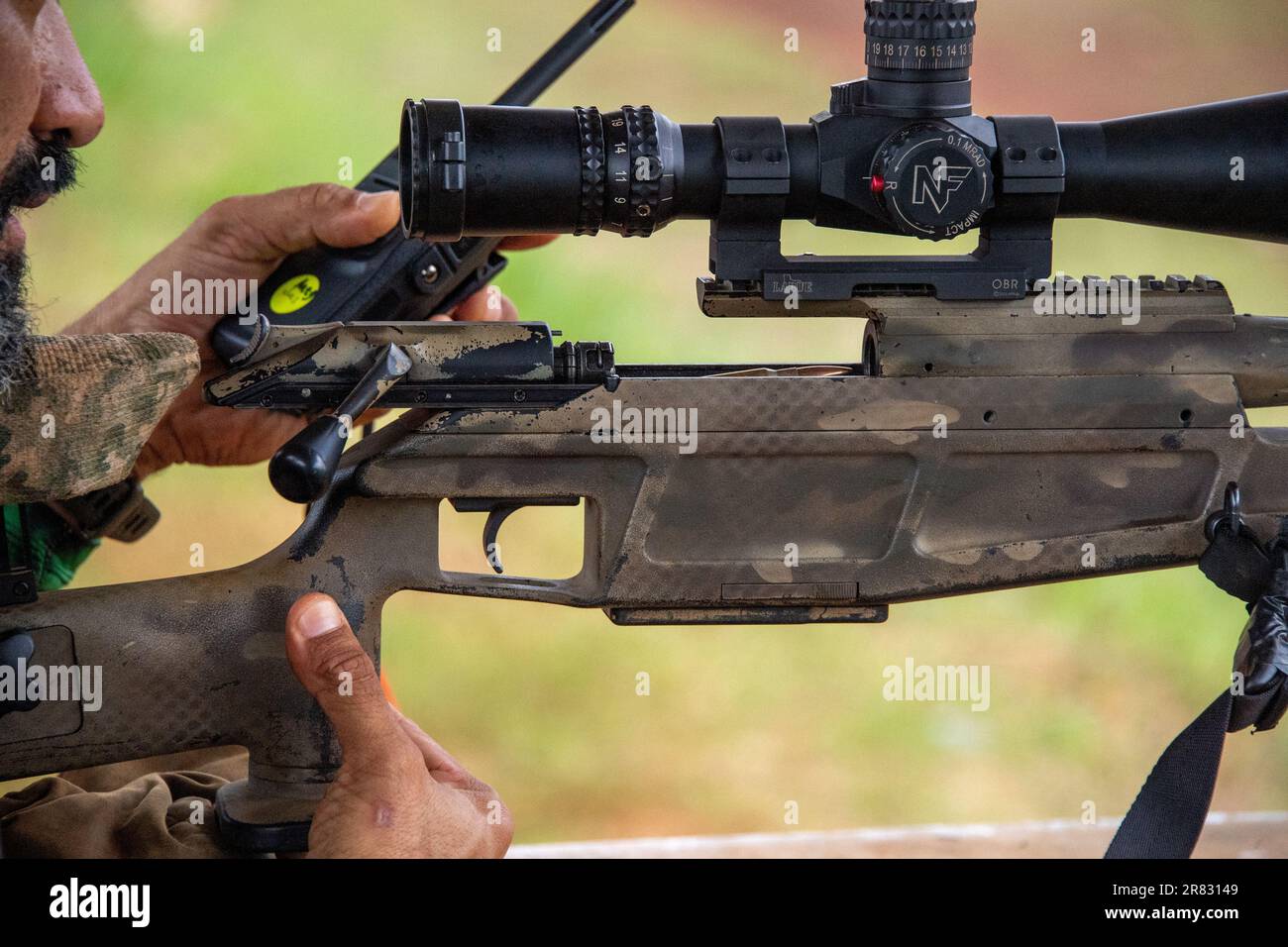 Ein brasilianisches Mitglied des Sondereinsatzteams veranstaltet eine Runde während der „Cual es mi Blanco“, sogar in Fuerzas Comando 23 in der Sierra Prieta, Dominikanische Republik, 16. Juni 2023. 22 Länder treten im Rahmen des Kompetenzwettbewerbs Fuerzas Comando (FC23) an, um zwischen Juni 12-22 in der Dominikanischen Republik den Titel des Landes mit der „besten Spezialeinheit Amerikas“ zu gewinnen. FC23 unterstützt die USA Die Initiative des Kommandos Southern, die multinationale und regionale Zusammenarbeit, Vertrauen und Vertrauen durch anhaltende und konsequente Kontakte mit den Verbündeten an zu fördern Stockfoto