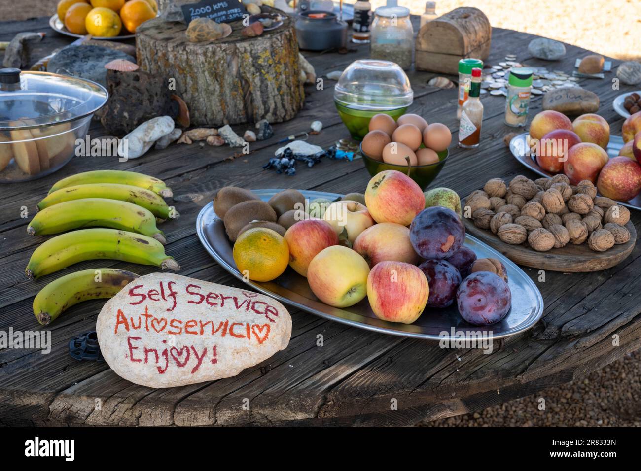 Im La Casa de los DIOSES am Camino Frances in der Nähe des Dorfes San Justo de la Veg werden Pilger mit einer Vielzahl von Früchten und anderen Erfrischungen begrüßt Stockfoto