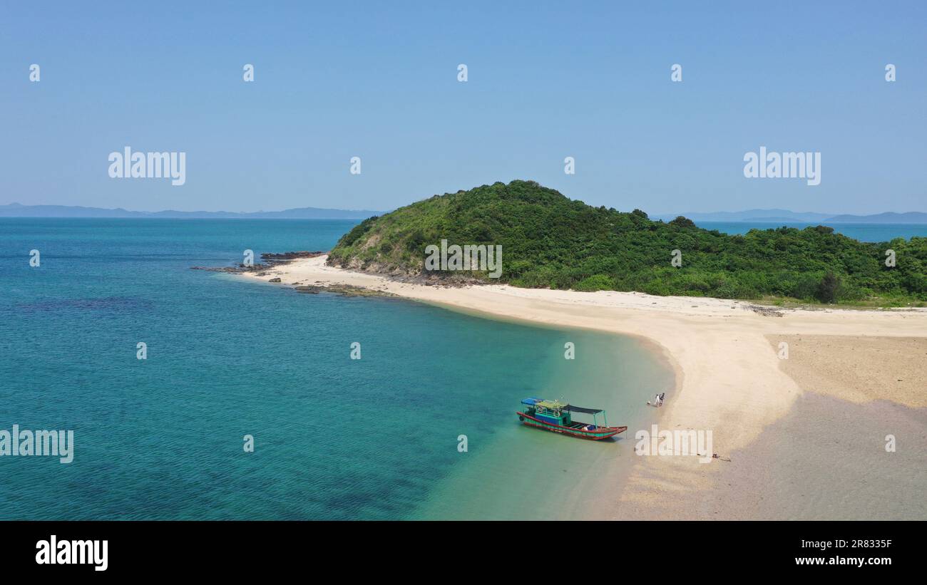 Unvergleichliche Aussicht auf die wunderschöne Insel Hon Ca Chep in der Nähe von Co to Island Vietnam Stockfoto