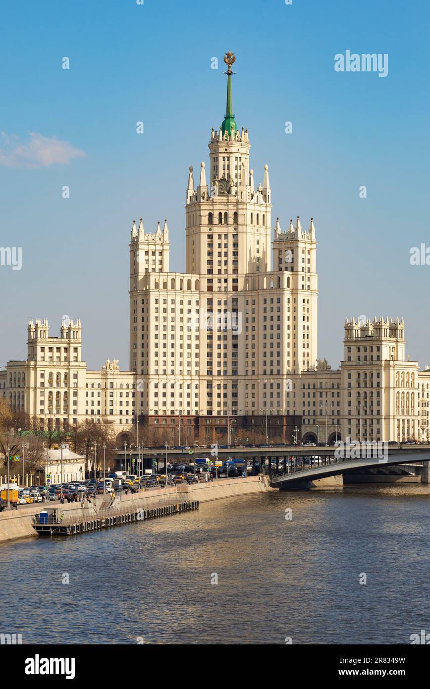 MOSKAU, RUSSLAND - 14. APRIL 2021: Blick auf das Stalin Hochhaus am Kotelnicheskaya-Ufer an einem Nachmittag im April. Stockfoto