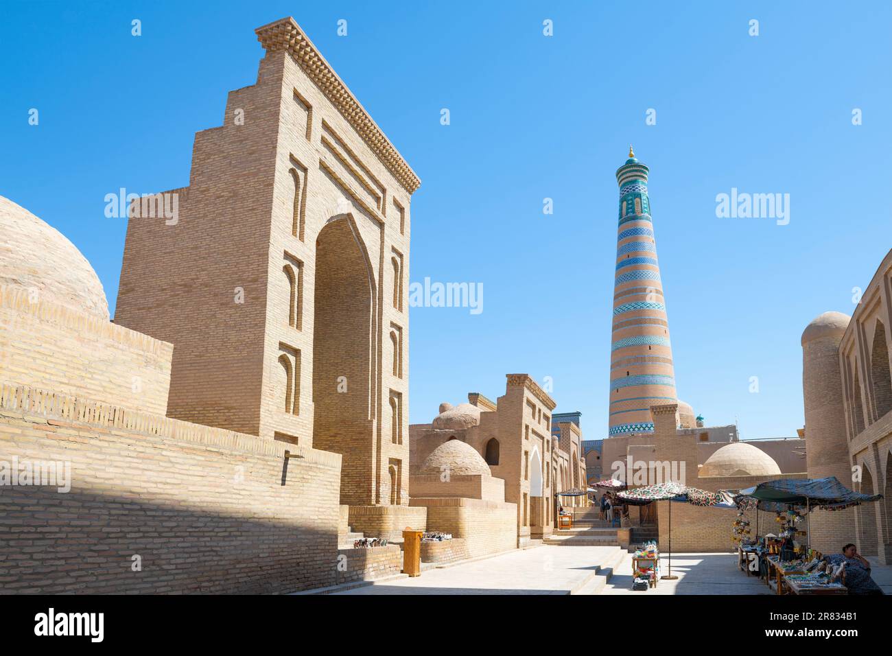 KHIVA, USBEKISTAN - 05. SEPTEMBER 2022: Islam-Khoja-Minarett im Stadtbild. Die Innenstadt von Ichan-Kala Stockfoto