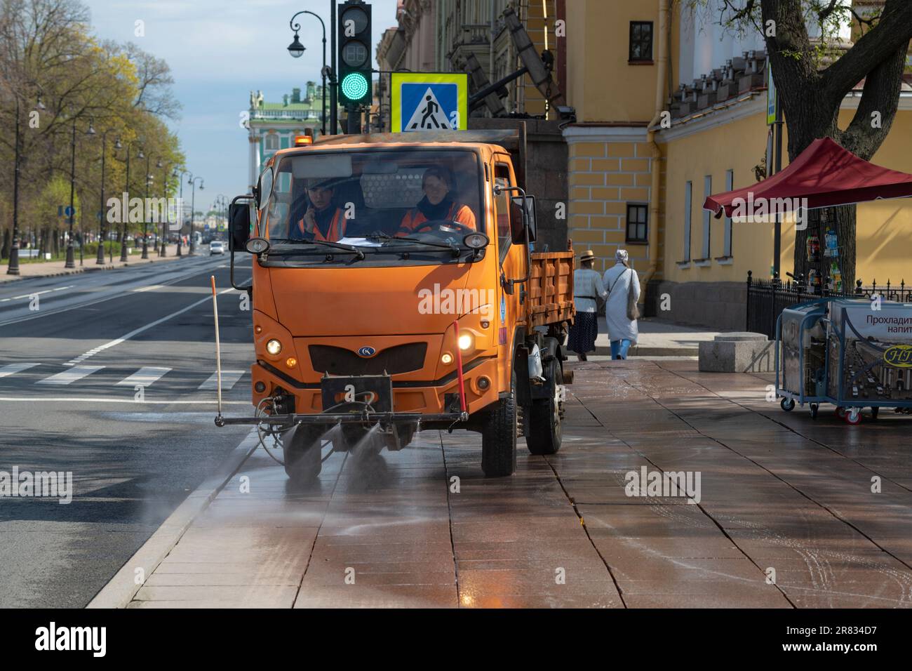 SANKT PETERSBURG, RUSSLAND - 14. MAI 2023: Der Multimobile SK-10 wäscht den Bürgersteig im historischen Zentrum von St. Petersburg an einem sonnigen Maimorgen Stockfoto