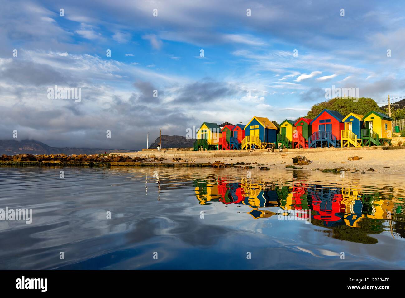 Farbenfrohe Reflexionen der Strandhütte auf St. James Beach in der Nähe von Kapstadt, Südafrika Stockfoto