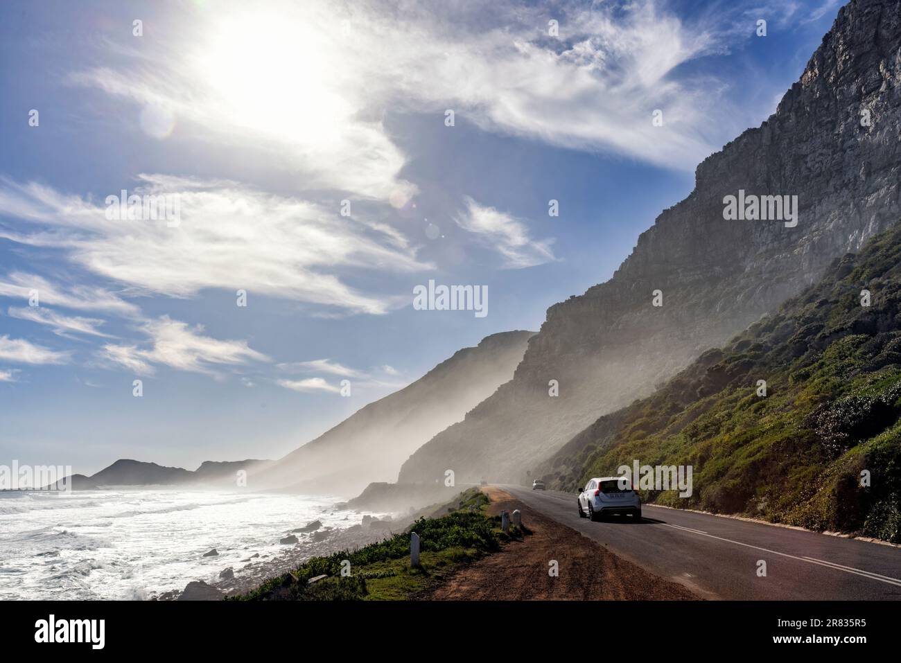 Hauptstraße (M65) durch das Dorf Misty Cliffs in der Nähe von Kapstadt, Südafrika Stockfoto