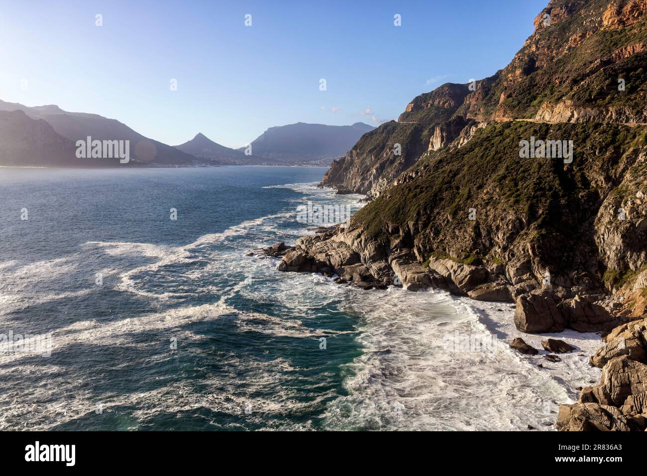 Blick vom Chapman's Peak Drive zwischen Hout Bay und Noordhoek auf der Kap-Halbinsel - in der Nähe von Kapstadt, Südafrika Stockfoto