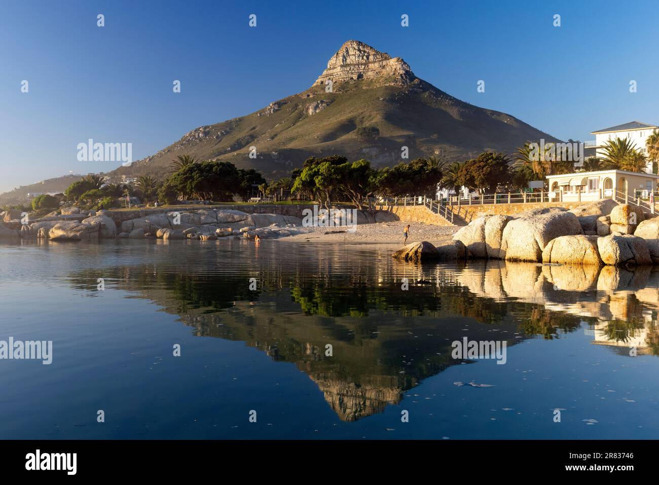 Reflexionen des Lion's Head Mountain in Camps Bay Tidal Pool bei Sonnenuntergang - Camps Bay - Kapstadt, Südafrika Stockfoto