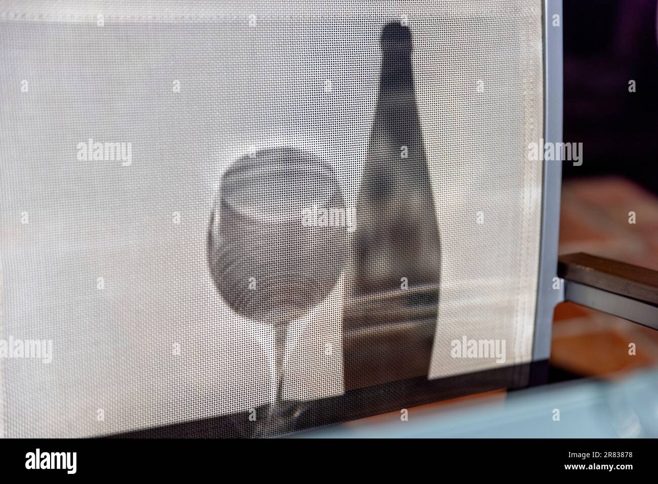 Abstrakte Weinflasche und Weinglas Schatten - Uva Mira Mountain Weinberge in den Stellenbosch Winelands in der Nähe von Kapstadt, Südafrika Stockfoto