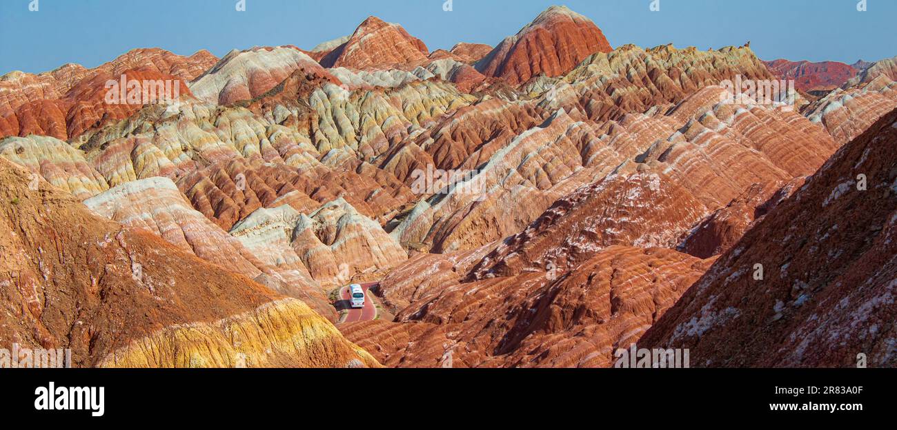 Panoramablick auf den Regenbogenberg im Geologischen Park Zhangye Danxia in China. Verschiedene Farben der Steine, Hintergrundbild Stockfoto