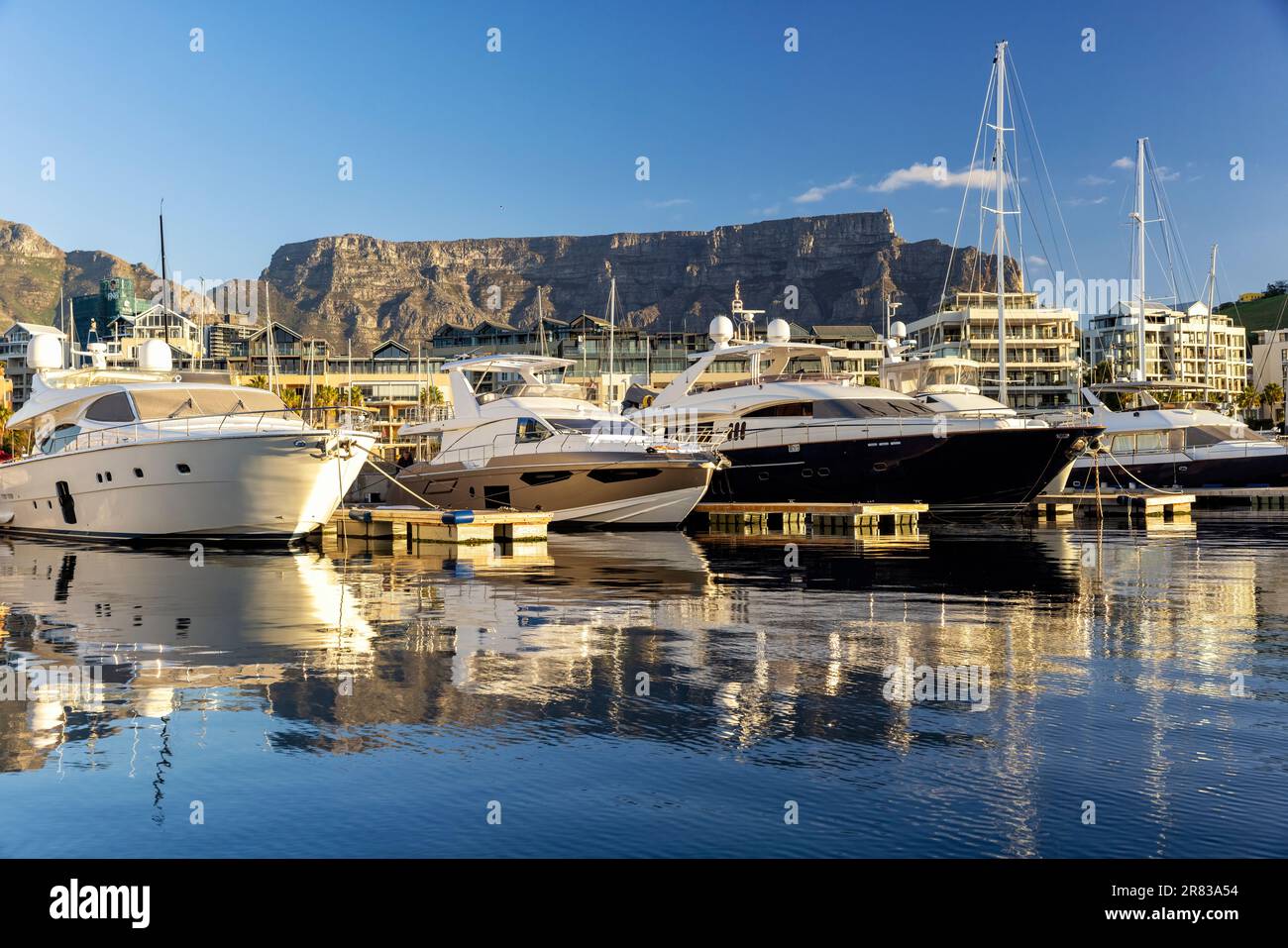 Boote im Hafen an der V&A Waterfront - Kapstadt, Südafrika Stockfoto