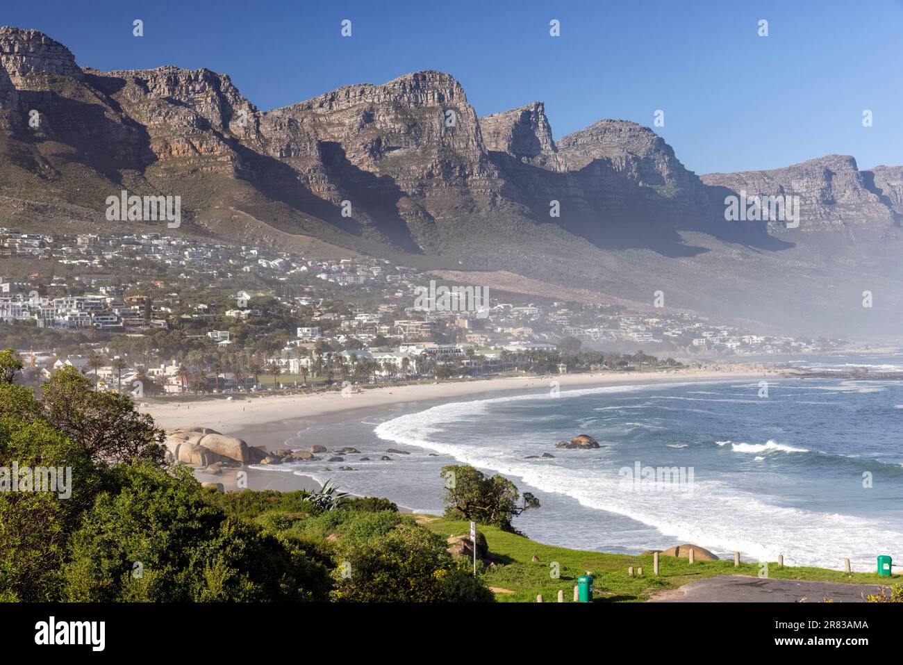 Blick auf den Strand von Camps Bay mit zwölf Aposteln im Hintergrund - Kapstadt, Südafrika Stockfoto